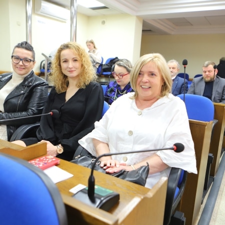Na zdjęciu przedstawione są uczestniczki sesji rady powiatu w Płocku, siedzące na miejscach przeznaczonych dla rady.