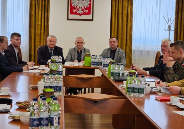 Posiedzenie Komisji Bezpieczeństwa i Porządku, podczas którego uczestnicy omawiają kwestie związane z bezpieczeństwem lokalnym w sali konferencyjnej.