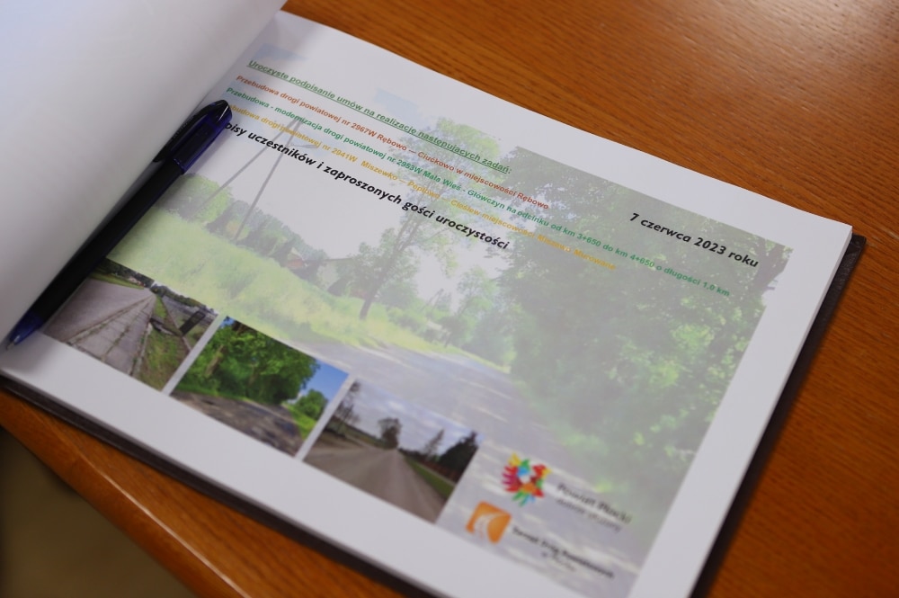 Na zdjęciu znajduje się otwarta publikacja dotycząca planowanych remontów dróg powiatowych z datą 7 czerwca 2023 roku, na której widoczne są także ilustracje przedstawiające stan dróg.