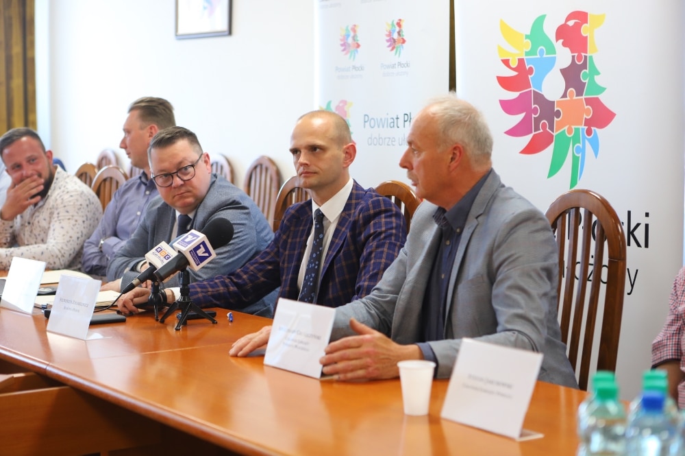 Na zdjęciu przedstawiono spotkanie przedstawicieli władz powiatowych, podczas którego omawiane są plany remontu dróg powiatowych.