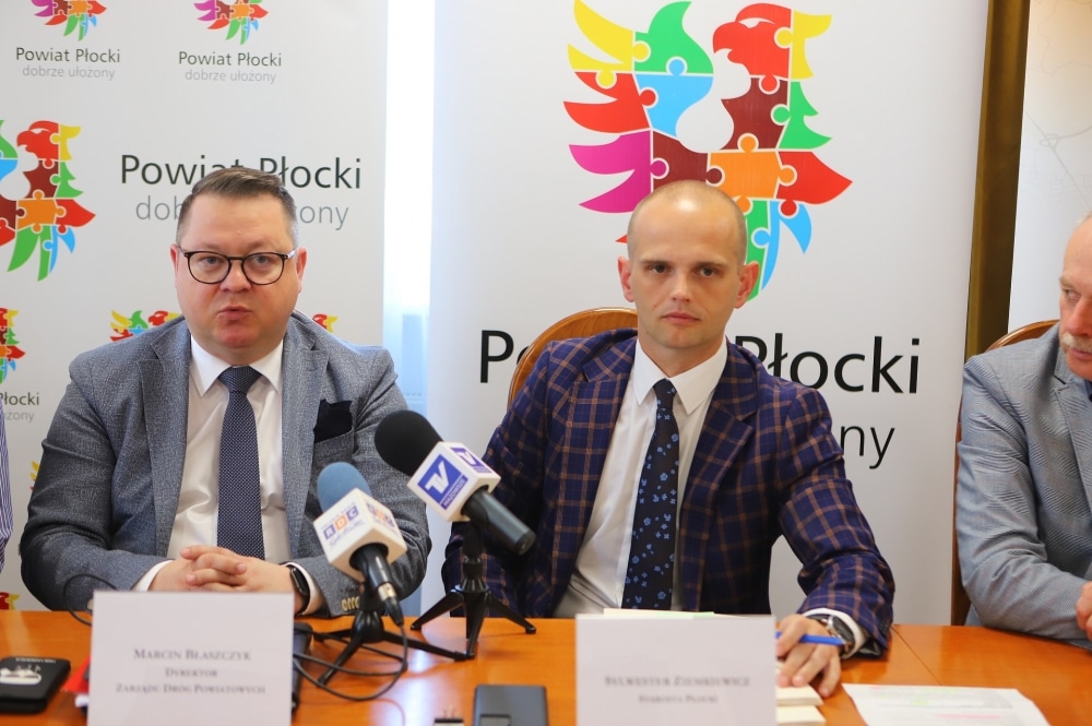 Spotkanie przedstawicieli Zarządu Dróg Powiatowych w Płocku, podczas którego omawiane są plany remontu dróg powiatowych.