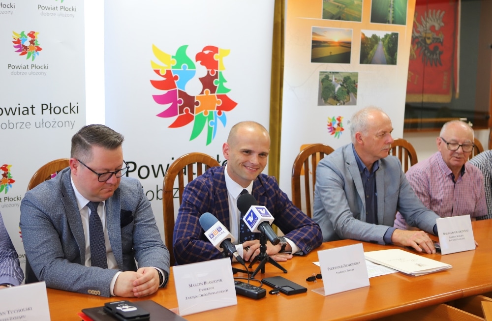 Na zdjęciu przedstawiono spotkanie przedstawicieli powiatu płockiego, podczas którego omawiane są plany dotyczące remontu dróg powiatowych.