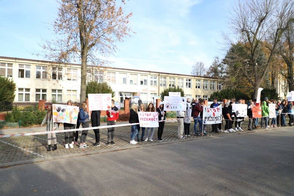 Uczniowie z transparentami podczas wydarzenia