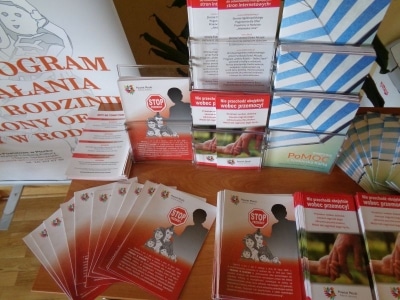 Zajęcia profilaktyczne dla młodzieży z materiałami informacyjnymi i ulotkami promującymi programy wsparcia rodzin.