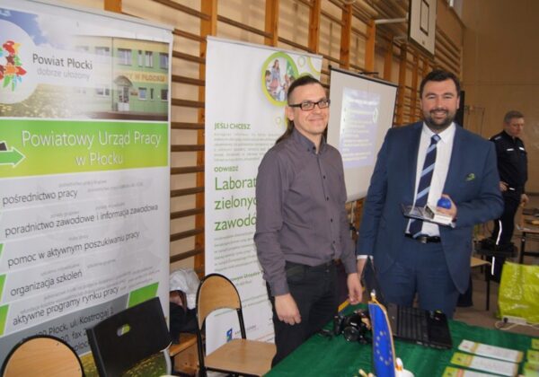 Uczestnicy V Szkolnych Targów Edukacji i Pracy w Zespole Szkół im. St. Staszica w Gąbinie prezentują oferty Powiatowego Urzędu Pracy w Płocku.