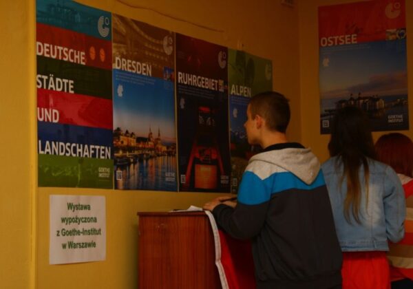 Uczniowie Zespołu Szkół im. Stanisława Staszica oglądają wystawę poświęconą niemieckim miastom i krajobrazom, wypożyczoną z Goethe-Institut w Warszawie.