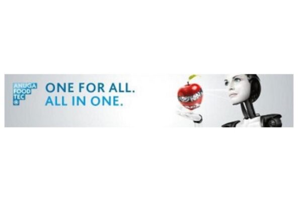 Grafika promująca Międzynarodowe Targi Spożywcze w Kolonii, przedstawiająca humanoidalnego robota trzymającego czerwoną jabłko oraz hasło "ONE FOR ALL. ALL IN ONE."