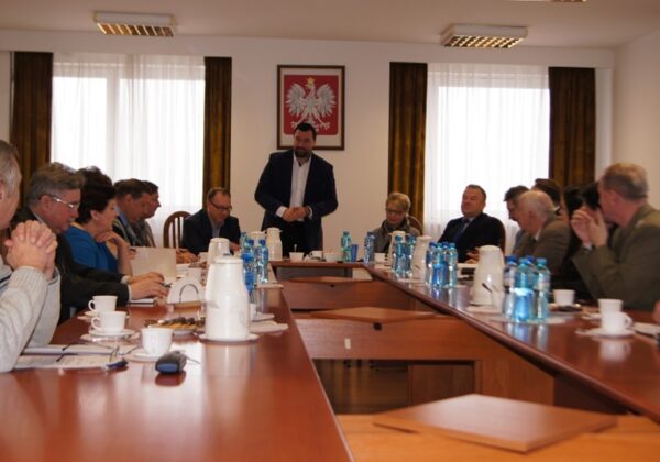 Posiedzenie Komisji Bezpieczeństwa i Porządku, podczas którego omawiane są kwestie związane z nietrzeźwymi kierowcami oraz akcją „Niebieski tydzień”.