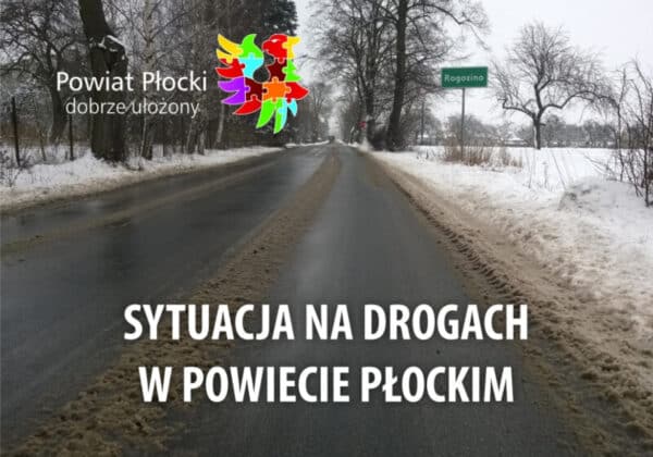Zdjęcie przedstawia zimową drogę w Powiecie Płockim, z widoczną tablicą informacyjną o miejscowości Rogozino.