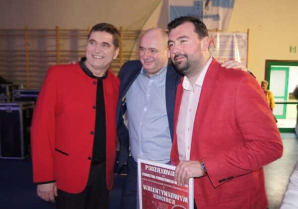 Trzej mężczyźni w kolorowych marynarkach pozują do zdjęcia na walentynkowym koncercie "Serce dla Jasia".