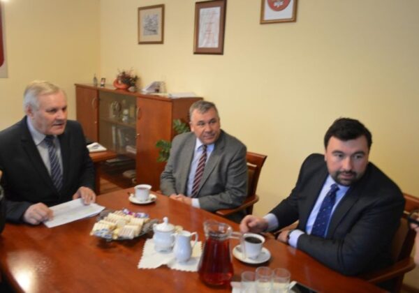 Mariusz Bieniek z wizytą roboczą u Starosty Sierpeckiego, uczestnicząc w spotkaniu przy stole z napojami i słodkościami.