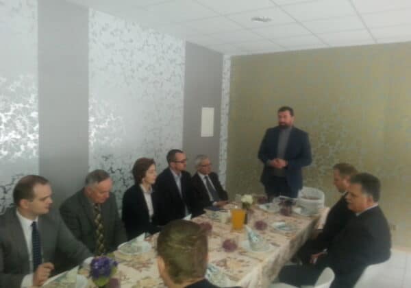 Spotkanie Zarządu Stowarzyszenia Lokalnej Grupy Działania „Razem dla Rozwoju” z przedstawicielami gmin członkowskich odbywa się przy stole, w przystrojonym pomieszczeniu.