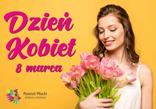 Na zdjęciu znajduje się uśmiechnięta kobieta trzymająca bukiet różowych tulipanów na tle żółtej ściany, z napisem "Dzień Kobiet 8 marca".