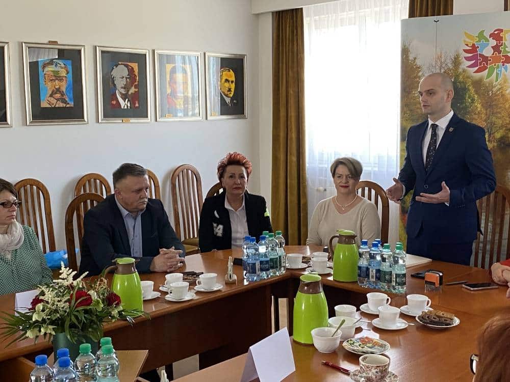 Spotkanie władzy lokalnej, podczas którego omawiane są kwestie wsparcia dla ochotniczych straży pożarnych.