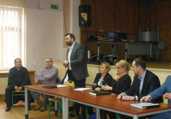 Spotkanie dotyczące kompostowni w Ciółkowie z udziałem lokalnych władz i mieszkańców.