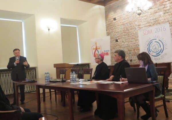 Spotkanie związane ze Światowymi Dniami Młodzieży 2016 w Diecezji Płockiej, podczas którego mówcy omawiają przygotowania do wydarzenia.