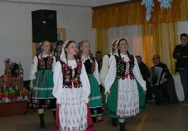 Zespół „Dzieci Płocka” występuje w Domu Pomocy Społecznej w Goślicach, prezentując tradycyjne tańce w kolorowych strojach ludowych.