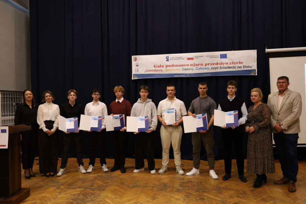 Gala podsumowująca przedsięwzięcie FERS „Zawodowy, Językowy, Zielony, Cyfrowy, czyli Śniadecki na Stażu”, podczas której uczestnicy otrzymują certyfikaty.