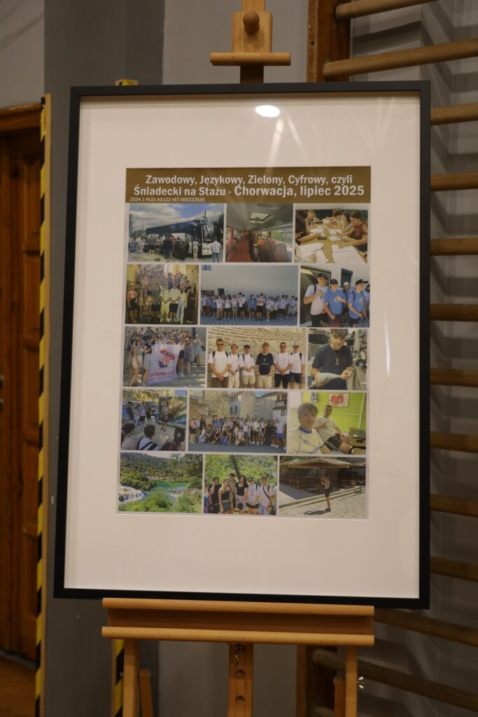 Zdjęcie przedstawia plakat z kolażem zdjęć z przedsięwzięcia FERS „Zawodowy, Językowy, Zielony, Cyfrowy, czyli Śniadecki na Stażu” w Chorwacji, odbywającego się w lipcu 2025 roku.