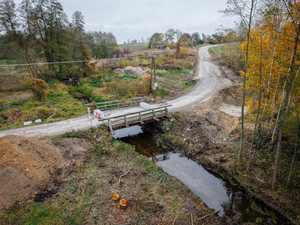 Widok na drogę oraz dwa nowe mosty, będące efektem długo oczekiwanej inwestycji w okolicy Płocka.