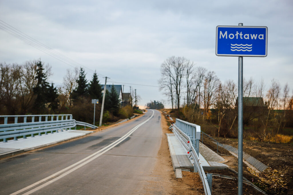 Widok na nową drogę z dwoma mostami oraz znakiem miejscowości Mottawa, symbolizującym długo oczekiwaną inwestycję.
