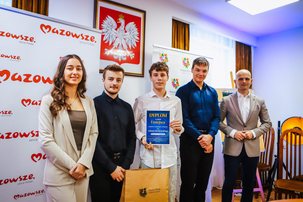 Młodzieżowi Radni Powiatu Płockiego wręczają dyplomy laureatom konkursu w uroczystej atmosferze.