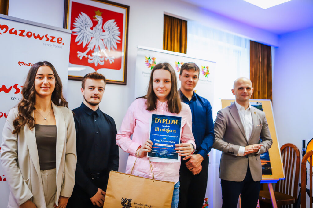 Młodzieżowi Radni Powiatu Płockiego wręczają nagrody laureatom konkursu, w tym dyplom za zajęcie III miejsca.
