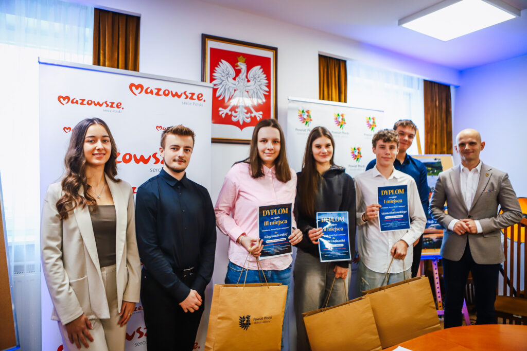 Na zdjęciu przedstawiona jest młodzież z Powiatu Płockiego, która odbiera dyplomy i nagrody za zajęcie miejsc w konkursie organizowanym przez Młodzieżową Radę.