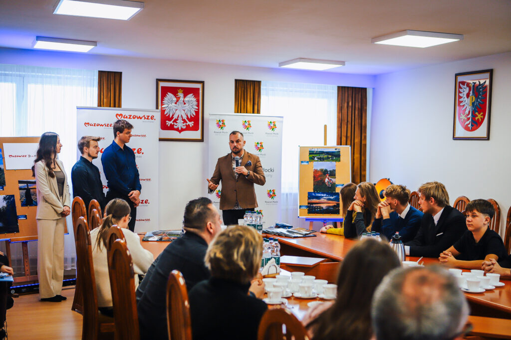 Młodzieżowi Radni Powiatu Płockiego wręczają nagrody laureatom konkursu w sali obrad.