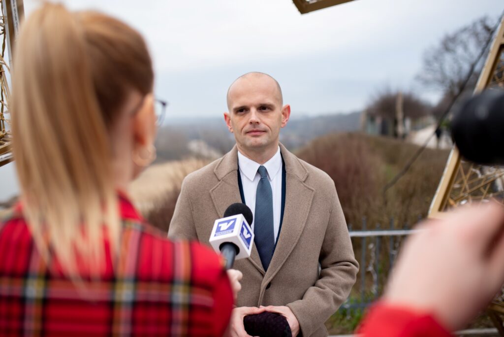 Starosta Płocki udziela wywiadu na temat przywracania bezpieczeństwa powodziowego po latach zaniedbań.
