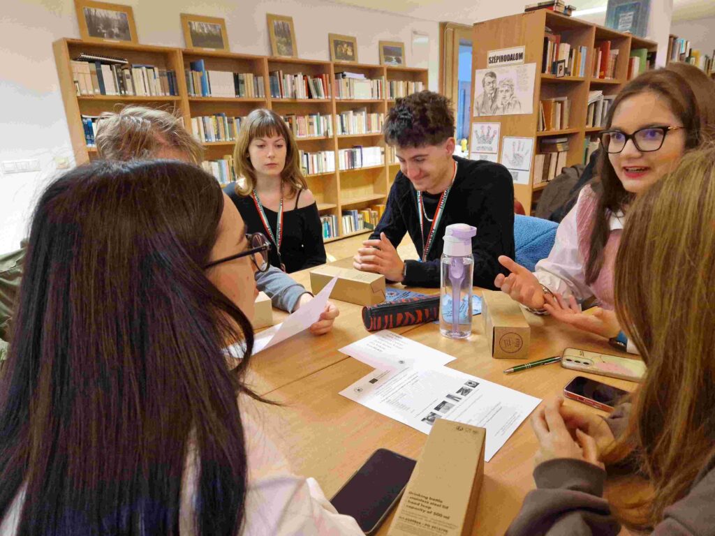 Uczniowie Zespołu Szkół im. St. Staszica w Gabinie biorą udział w zajęciach w bibliotece podczas mobilności Erasmus na Węgrzech.