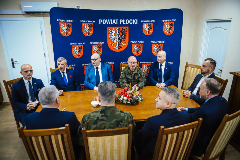 Spotkanie przedstawicieli powiatu płockiego i wojska w celu podpisania aktu notarialnego.