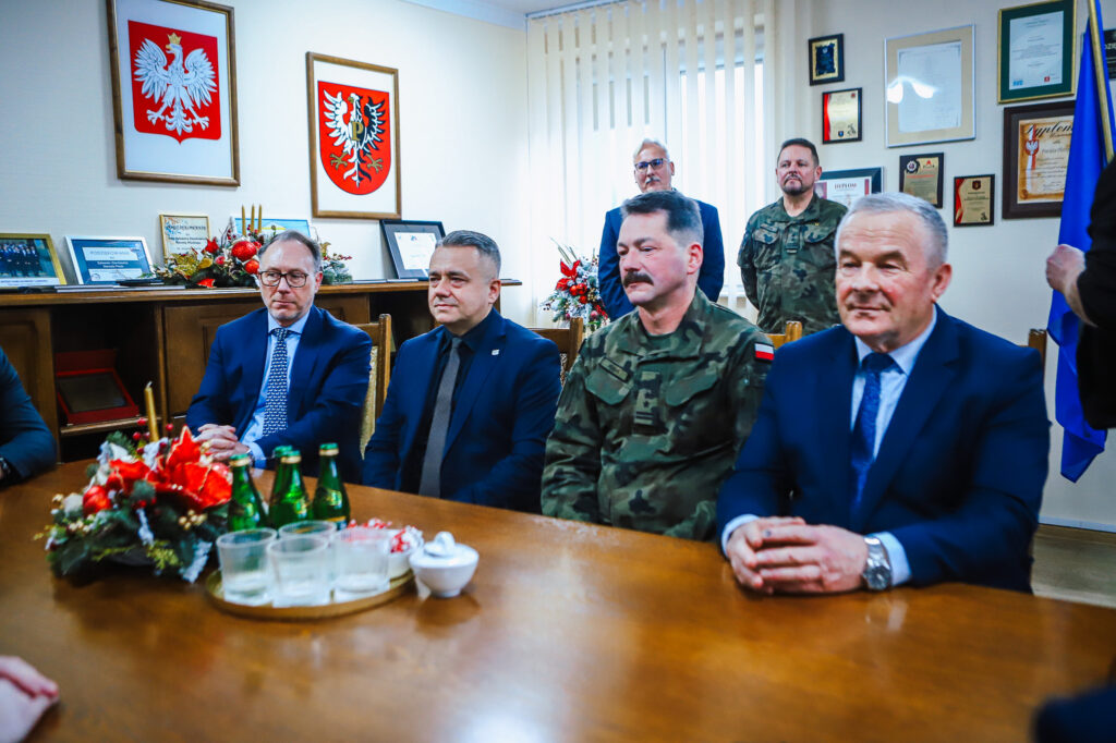 Spotkanie przedstawicieli wojska i lokalnych władz w celu podpisania aktu notarialnego dotyczącego współpracy wojskowej w powiecie płockim.