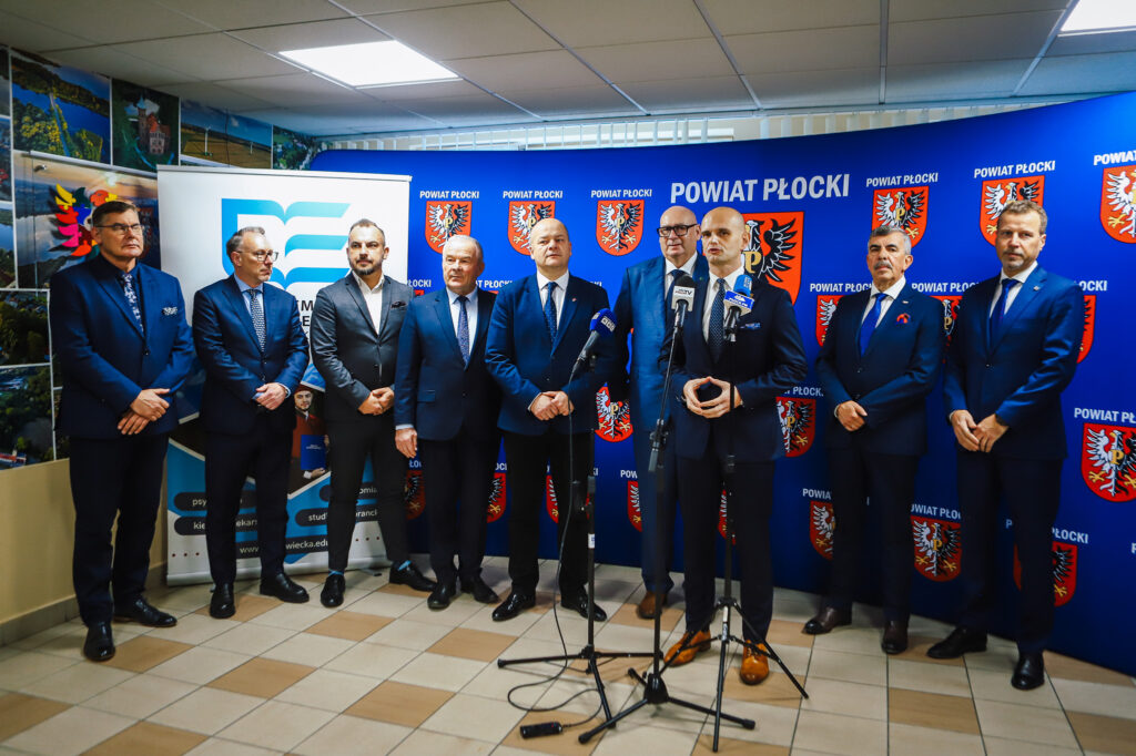 Podczas ceremonii podpisania aktu notarialnego, przedstawiciele władz powiatu płockiego zebrali się w sali, aby omówić i ogłosić zbliżające się wsparcie dla wojska.