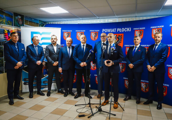 Podczas ceremonii podpisania aktu notarialnego, przedstawiciele władz powiatu płockiego zebrali się w sali, aby omówić i ogłosić zbliżające się wsparcie dla wojska.