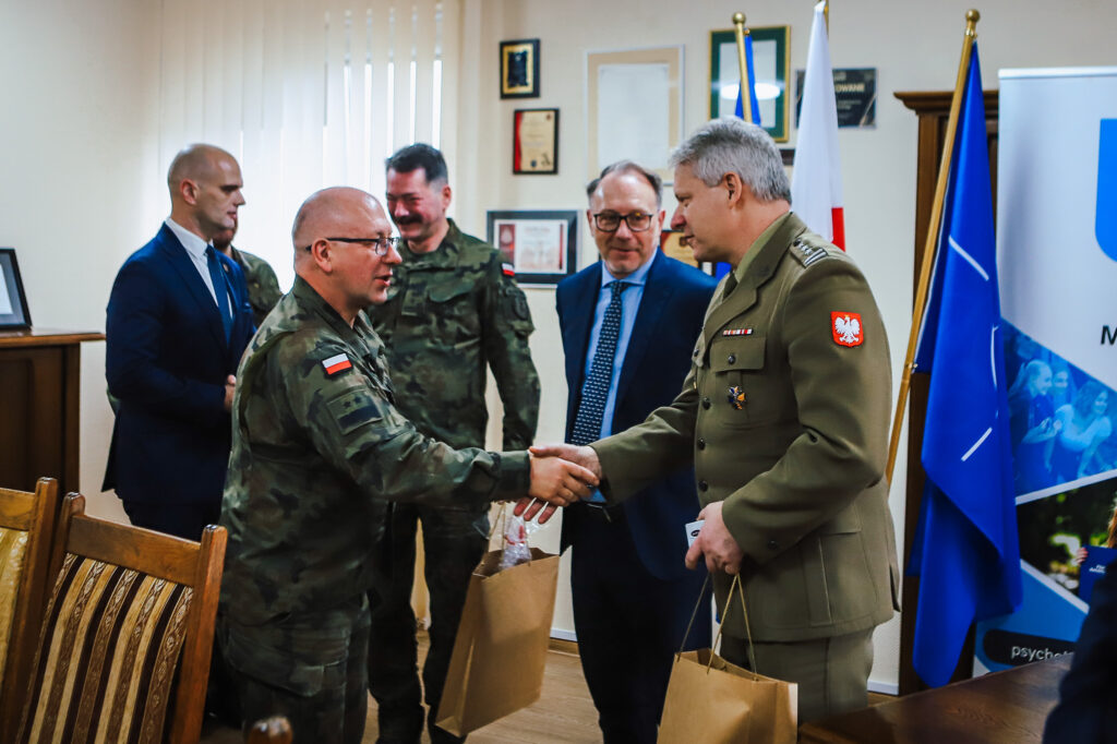 Na zdjęciu widać ceremonialne podpisanie aktu notarialnego z udziałem przedstawicieli wojska oraz lokalnych władz w powiecie płockim.