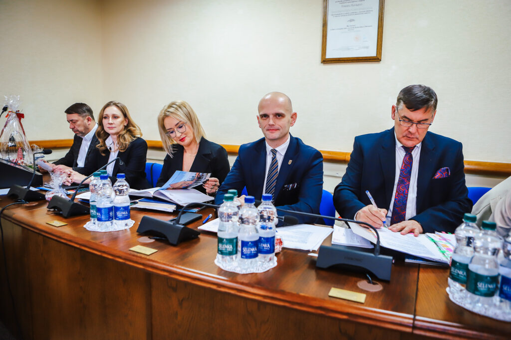 Radni Powiatu Płockiego biorą udział w sesji, na której uchwalany jest rekordowy budżet.