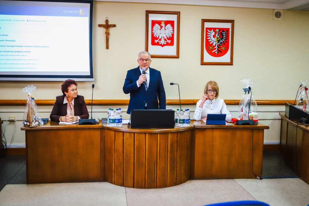Radni Powiatu Płockiego podczas sesji uchwalają rekordowy budżet, z mównicy przemawia przewodniczący.