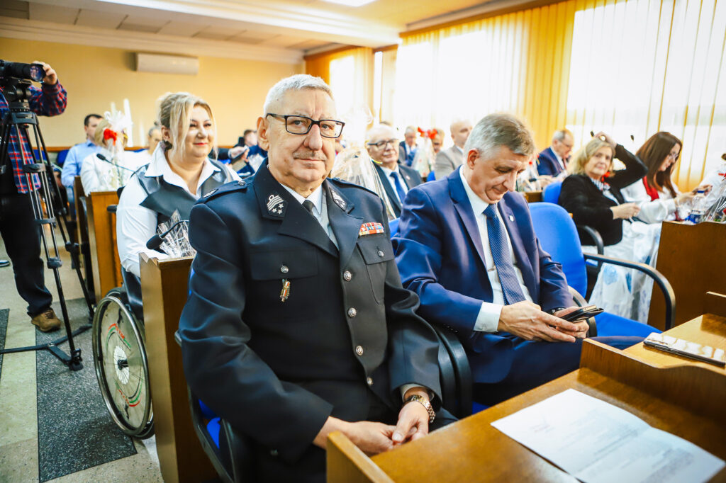 Podczas sesji, na której radni Powiatu Płockiego uchwalili rekordowy budżet, zgromadziło się wielu uczestników, w tym radni w eleganckich strojach.