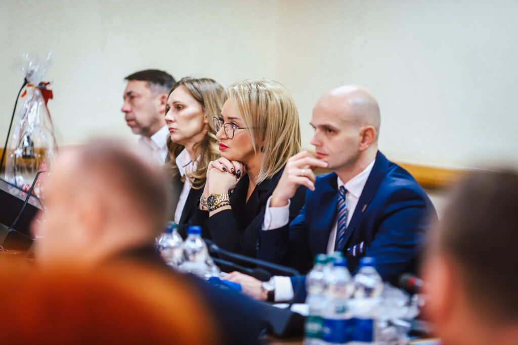 Radni Powiatu Płockiego słuchają prezentacji podczas posiedzenia, na którym uchwalono rekordowy budżet.