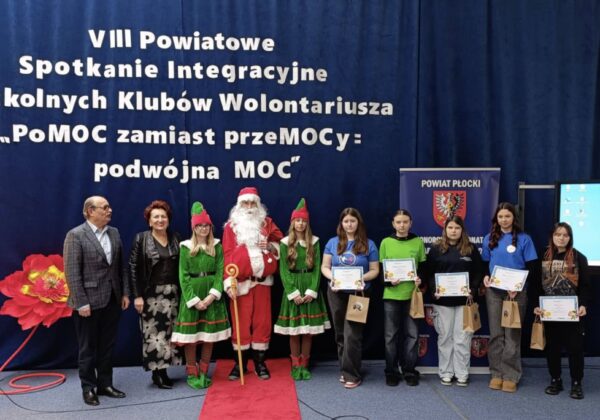 VIII Powiatowe Spotkanie Integracyjne Szkolnych Klubów Wolontariusza, na którym uczestnicy otrzymują wyróżnienia i nagrody, promujące ideę "PoMOC zamiast przemocy = podwójna MOC".