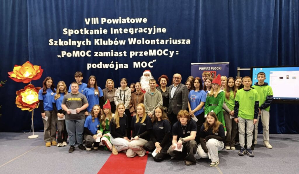 Uczestnicy VIII Powiatowego Spotkania Integracyjnego Szkolnych Klubów Wolontariusza "PoMOC zamiast przemocy = podwójna MOC" zebrali się na wspólnej fotografii.