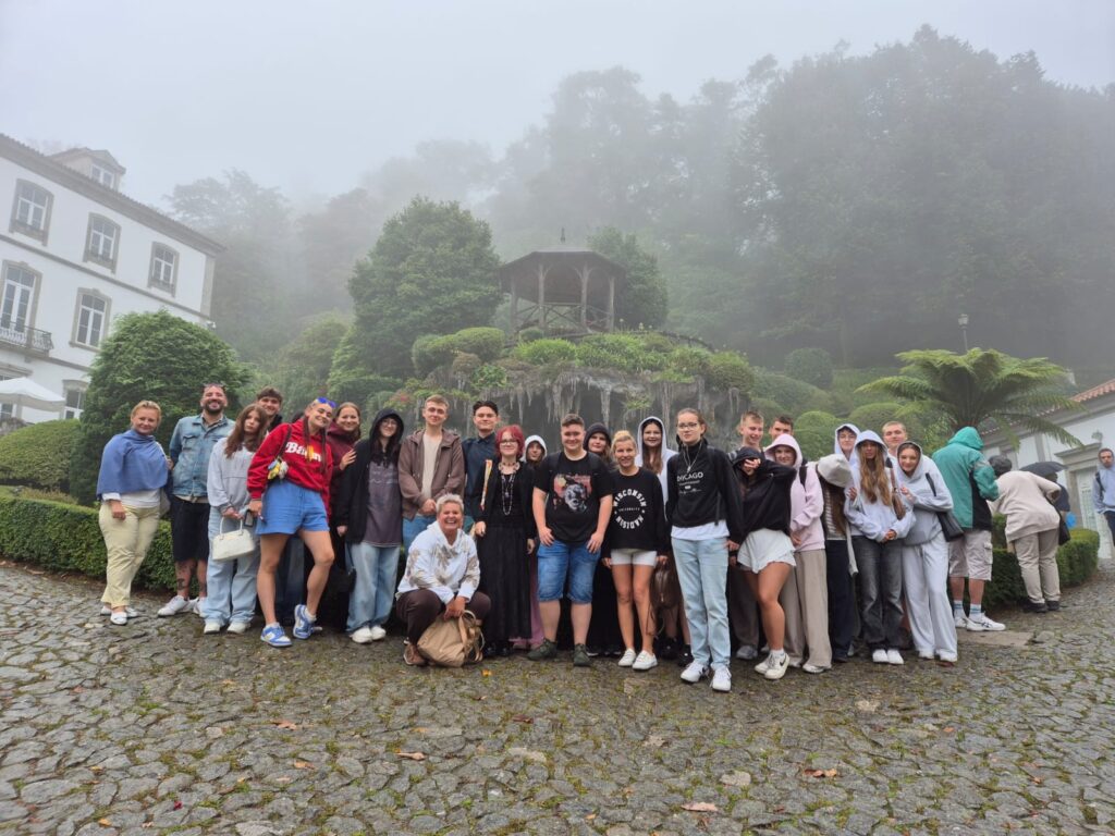 Uczestnicy projektu „Dobre praktyki zagraniczne jako klucz do sukcesu” w malowniczej scenerii, na zakończenie programu Erasmus.