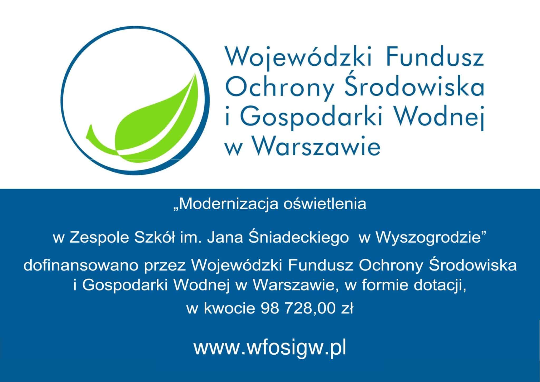 Tablica informacyjna dotycząca modernizacji oświetlenia w Zespole Szkół im. Jana Śniadeckiego w Wyszogrodzie, dofinansowana przez Wojewódzki Fundusz Ochrony Środowiska i Gospodarki Wodnej w Warszawie.