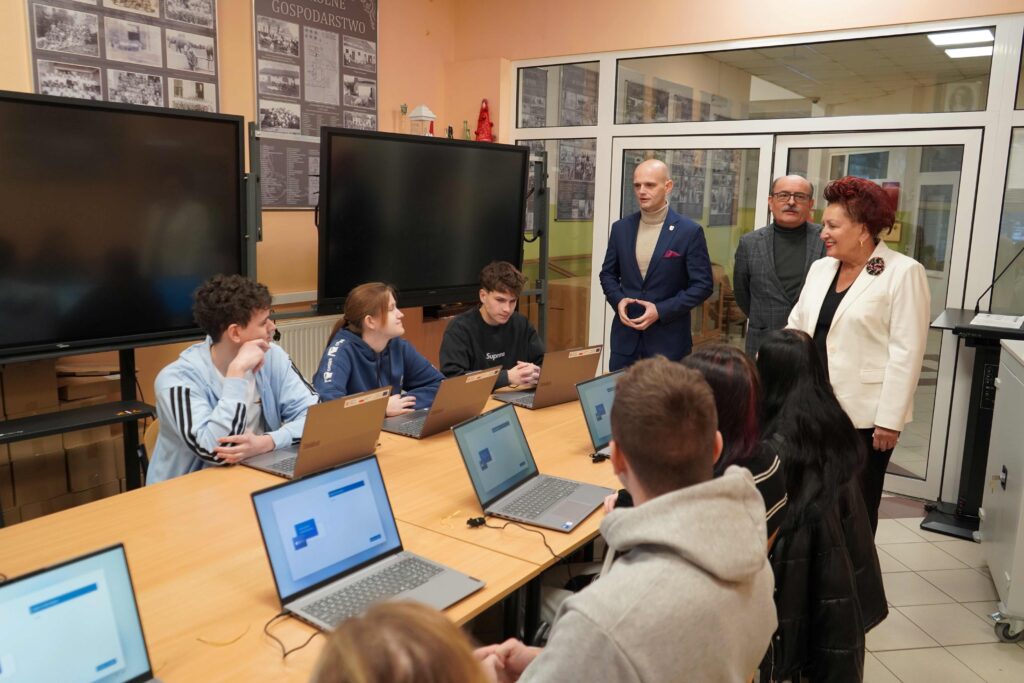 Uczniowie Zespołu Szkół im. Leokadii Bergerowej w Płocku uczestniczą w zajęciach z nowoczesnym sprzętem komputerowym, zorganizowanym dzięki wsparciu KPO.