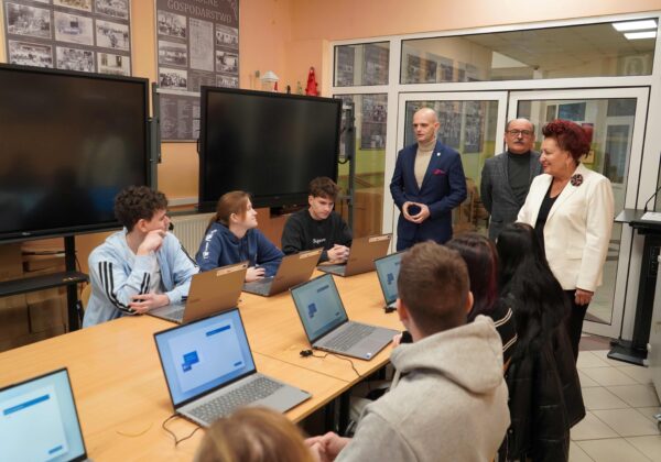 Uczniowie Zespołu Szkół im. Leokadii Bergerowej w Płocku uczestniczą w zajęciach z nowoczesnym sprzętem komputerowym, zorganizowanym dzięki wsparciu KPO.