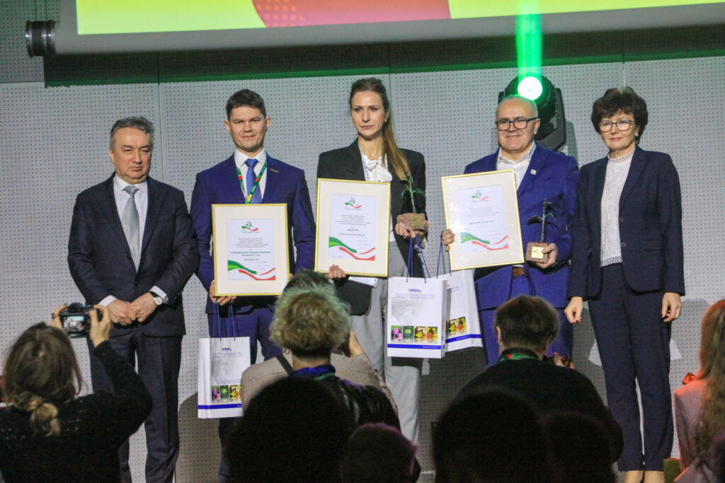 Uczestnicy 16. edycji Targów Sadownictwa i Warzywnictwa TSW 2026 na scenie, prezentujący nagrody i wyróżnienia.