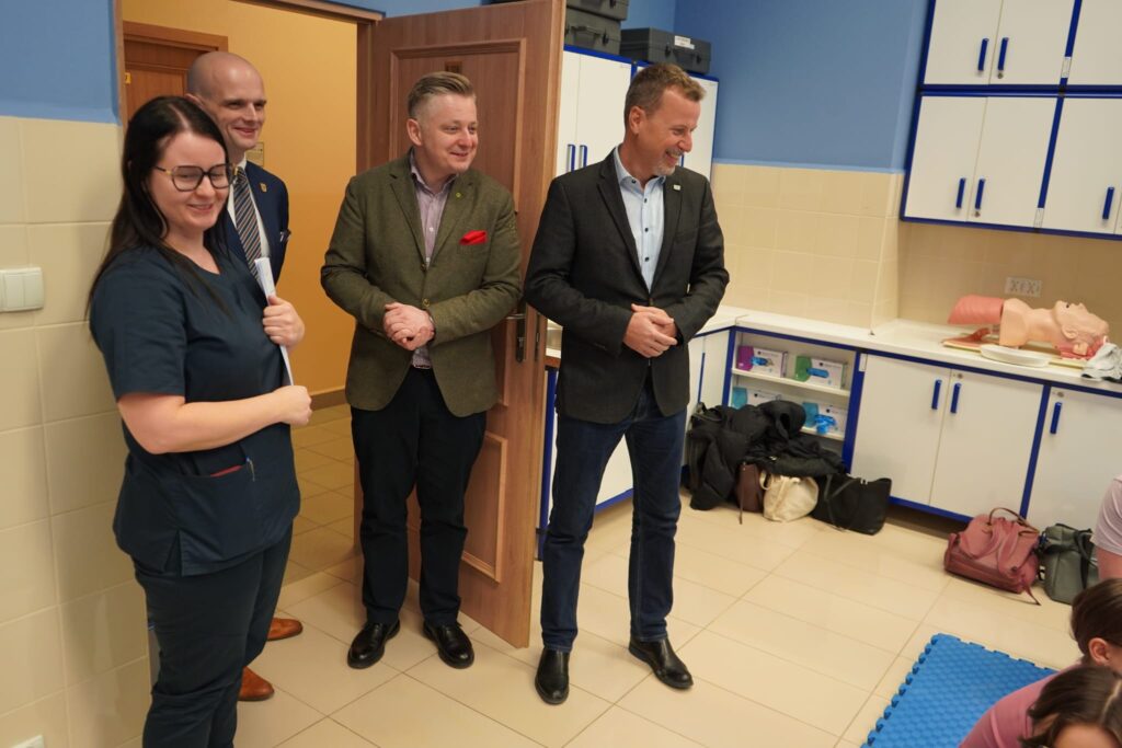 Wiceminister oraz przedstawiciele samorządów z wizytą w placówce edukacyjnej w Powiecie Płockim, skoncentrowani na tematach związanych z bezpieczeństwem i współpracą.