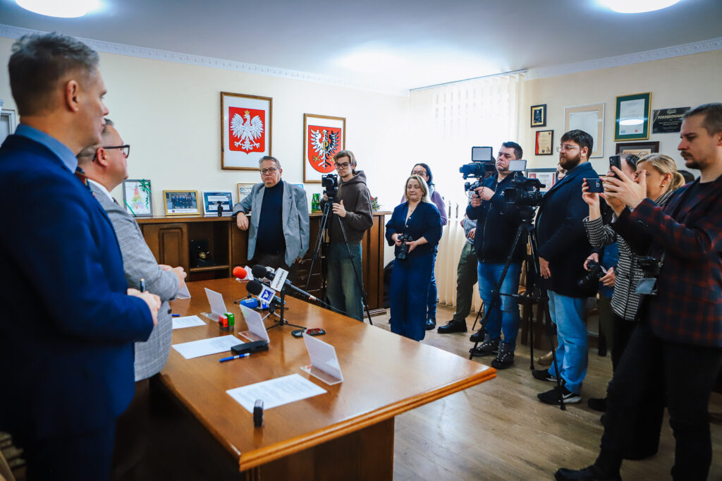 Konferencja prasowa dotycząca budowy nowej ścieżki rowerowej wzdłuż ul. Imielnickiej w Powiecie Płockim, z udziałem mediów oraz przedstawicieli lokalnych władz.