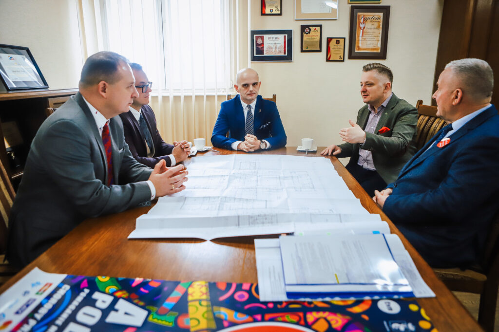 Wiceminister spotyka się z przedstawicielami samorządu w Powiecie Płockim, omawiając kwestie bezpieczeństwa i współpracy.